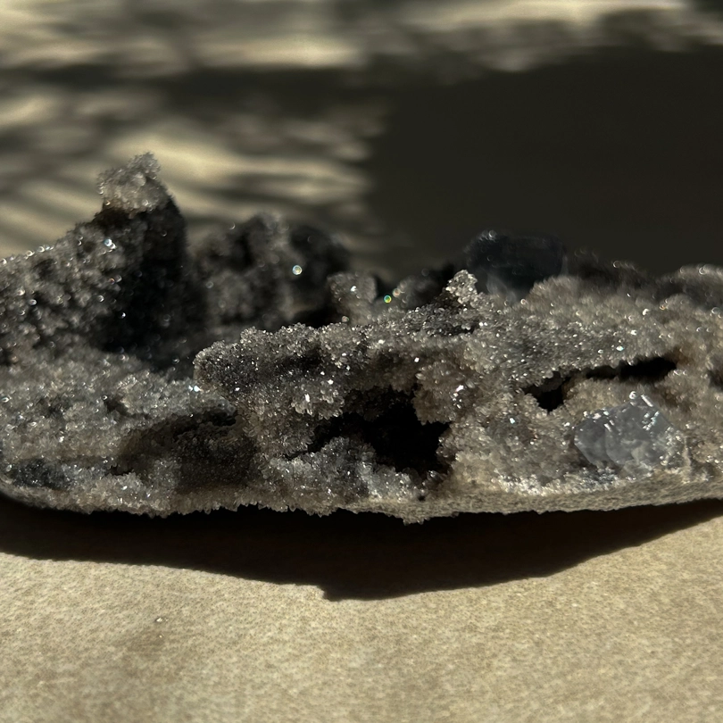 Calcedonio nero con Fluorite blu cubica